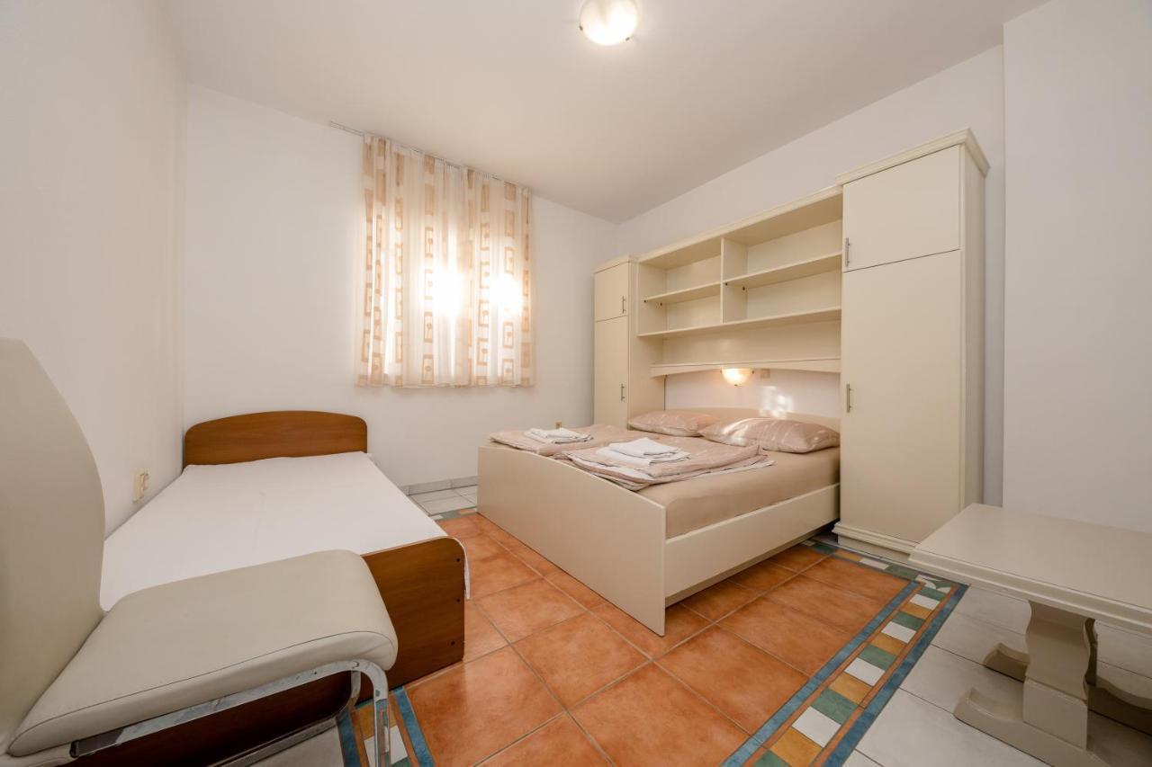 Apartments And Rooms By The Sea Supetarska Draga - Gornja, Rab - 11579 外观 照片