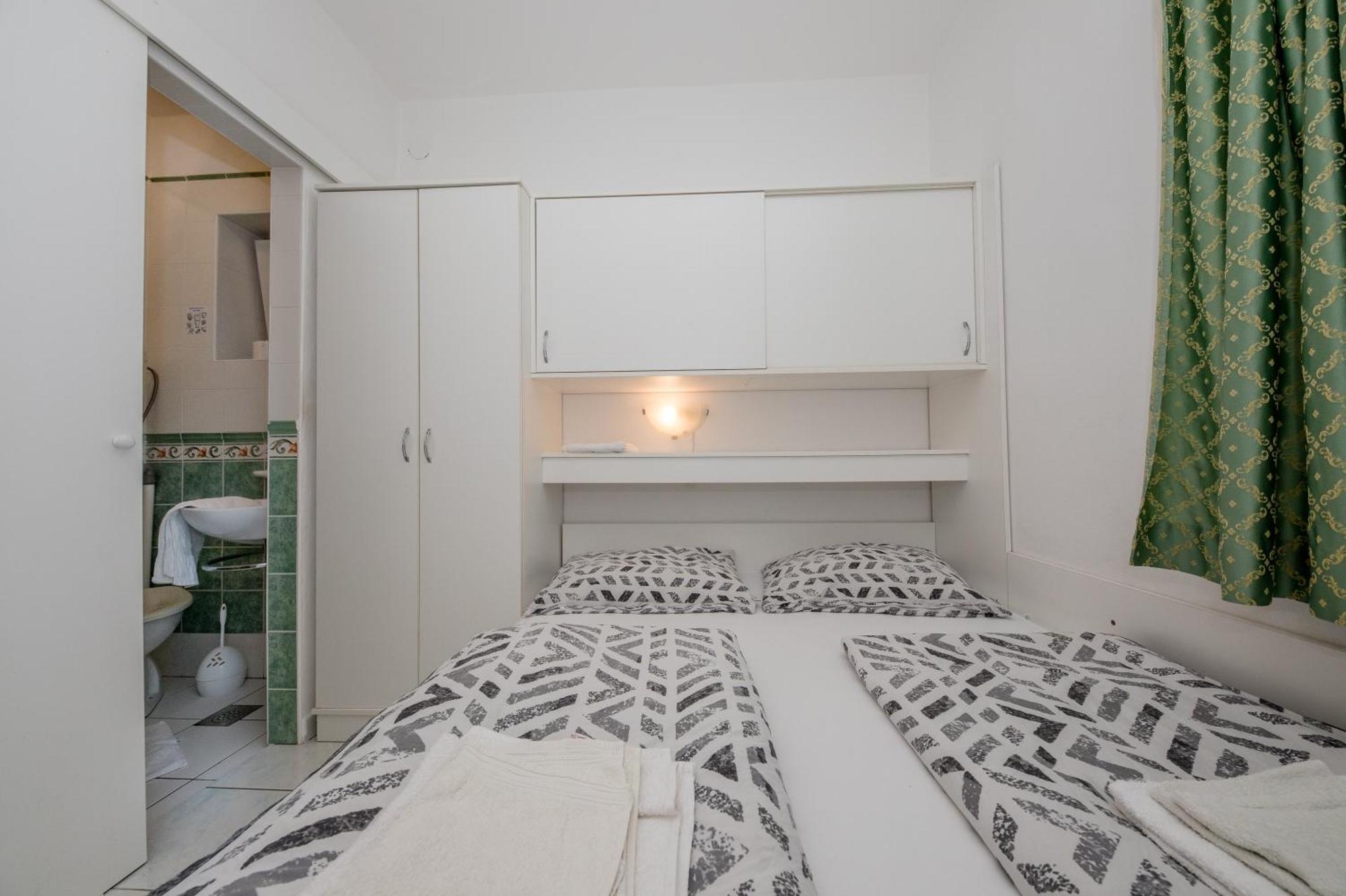 Apartments And Rooms By The Sea Supetarska Draga - Gornja, Rab - 11579 客房 照片