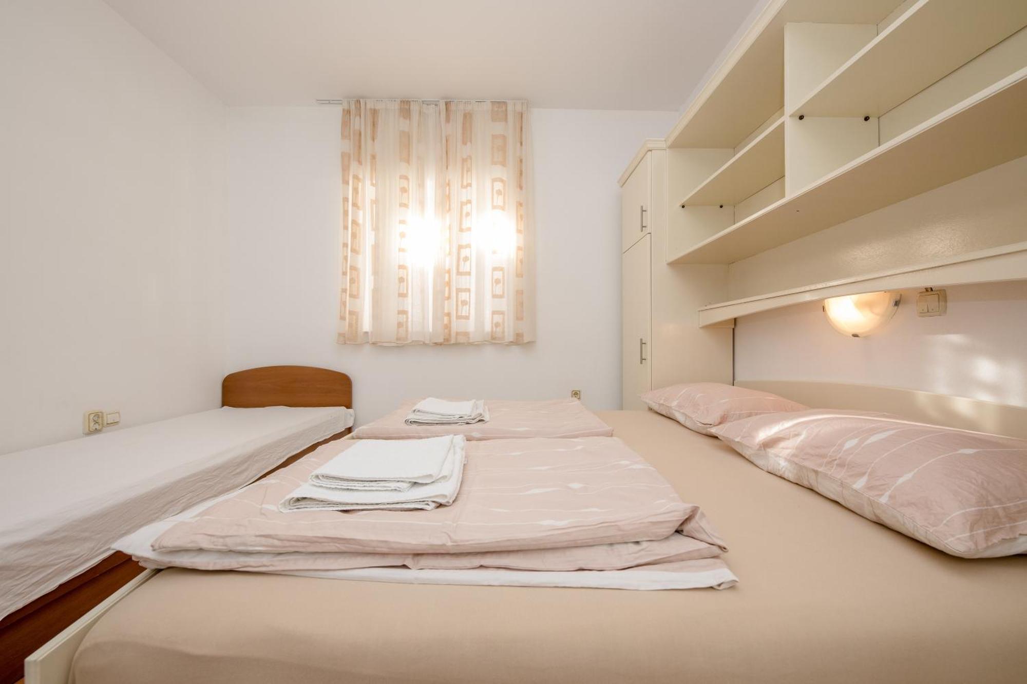 Apartments And Rooms By The Sea Supetarska Draga - Gornja, Rab - 11579 客房 照片